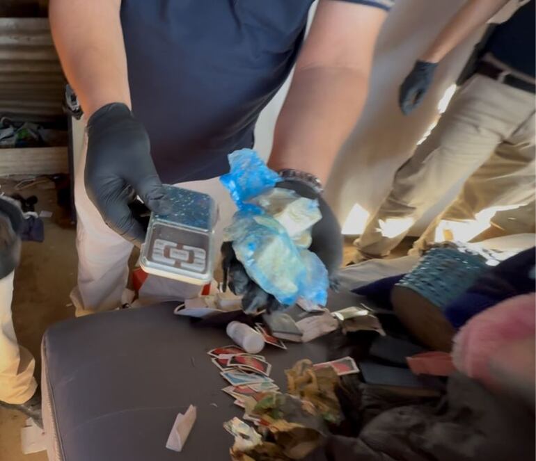 Durante el procedimiento se incautaron varias evidencias.