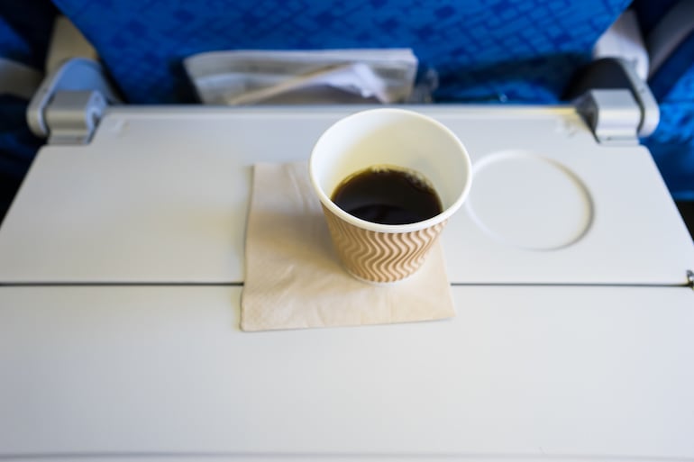 Café en el avión.