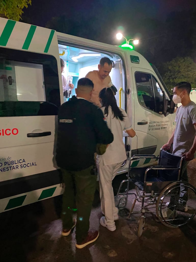 El Suboficial Superior Lidio Candia, del Departamento de Investigaciones de Ñeembucú, resultó herido por un impacto de bala en el brazo izquierdo. El uniformado fue trasladado al Hospital Rigoberto Caballero, donde permanece estable y en observación.