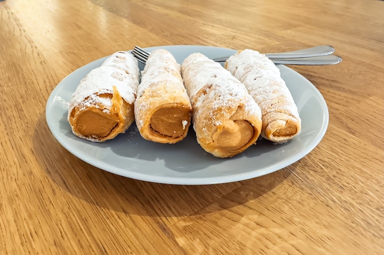 Conos rellenos de dulce de leche.