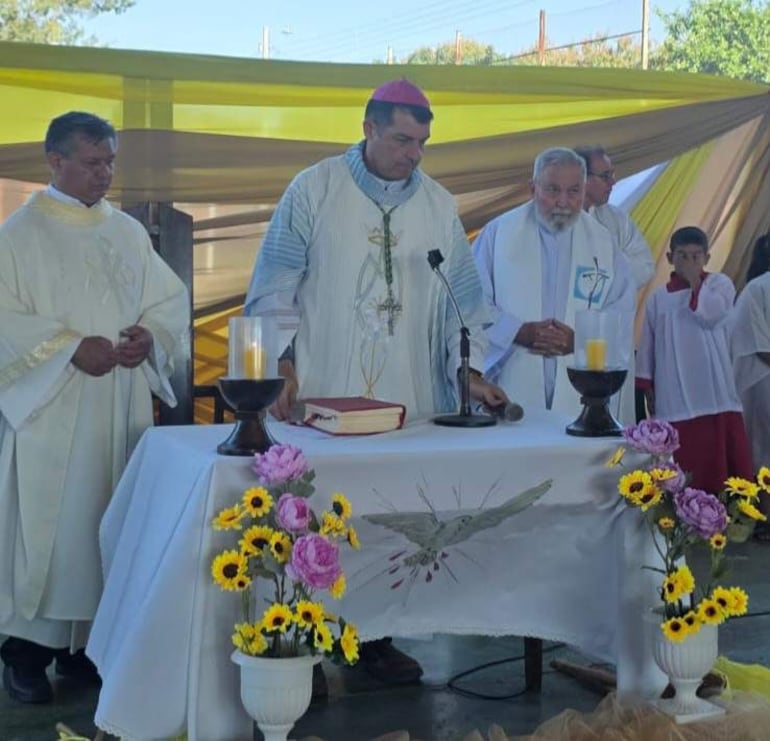 El obispo acompañado de varios sacerdotes