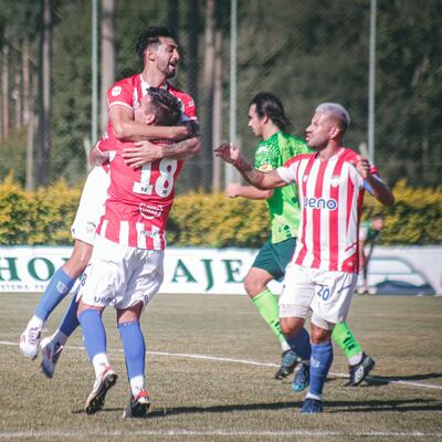 Fernando Escobar eleva al goleador Richart Ortiz Páez, quien nuevamente se hizo sentir en el marcador, lleva cuatro goles en dos partidos con la camiseta albirroja. Christian Martínez, acompaña la celebración. (Foto: APF)