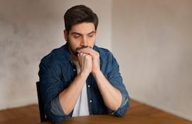 Imagen de un hombre triste.