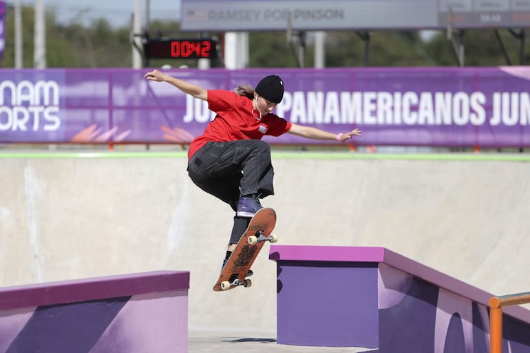 Poe Pinson de Estados Unidos, compitió en la categoría de skateboarding street femenino durante los II Juegos Panamericanos Junior Asu en Luque (Paraguay). Foto de archivo.
