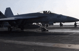 Portaviones de EE.UU. opera sin pausas y Trump critica tibia reacción de aliados para proteger Ormuz.