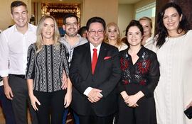 El presidente de la República, Santiago Peña; la Primera Dama de la Nación, Leticia Ocampos; el presidente de la Cámara de Diputados, Luis Latorre; el presidente del Directorio de la Administración Nacional de Navegación y Puertos, Julio César Vera; la Ministra de Cultura Adriana Ortiz; y la Ministra de Obras Públicas y Comunicaciones, Claudia Centurión.