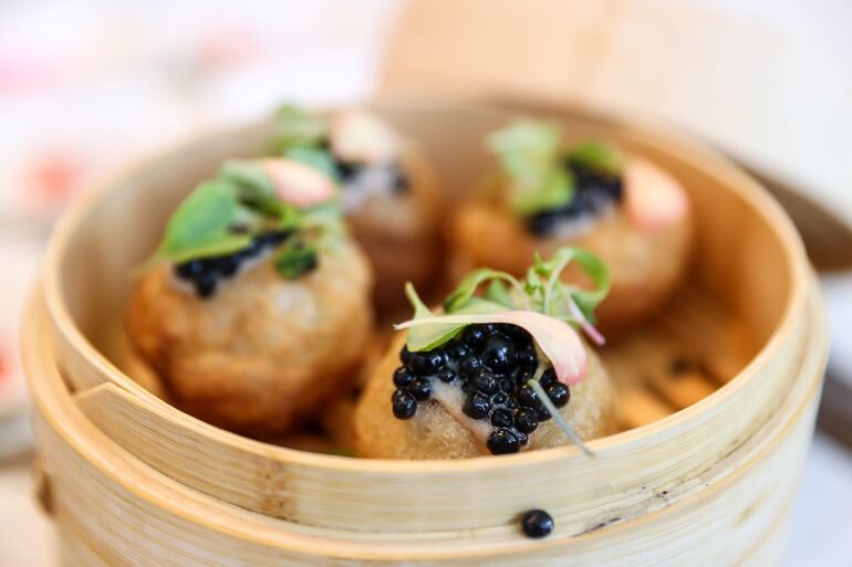 Buñuelo de paiche mojo de macambo esferas de Neapia preparado por el chef del restaurante Inés, el ecuatoriano Juan Carlos Donoso en Quito (Ecuador).