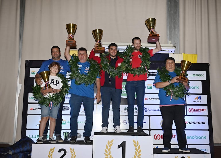 Cristian Duerksen y Oliver Florentín, los campeones de la Clase RC4B con sus trofeos en alto.