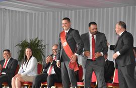 Nelson Martínez, nuevo Gobernador de Canindeyú, junto a su sucesor Cesar Ramírez y miembros de la Junta Departamental
