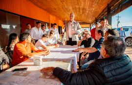Arnoldo Wiens (parado) se reunió con dirigentes en Gral. Morínigo, departamento de Caazapá.