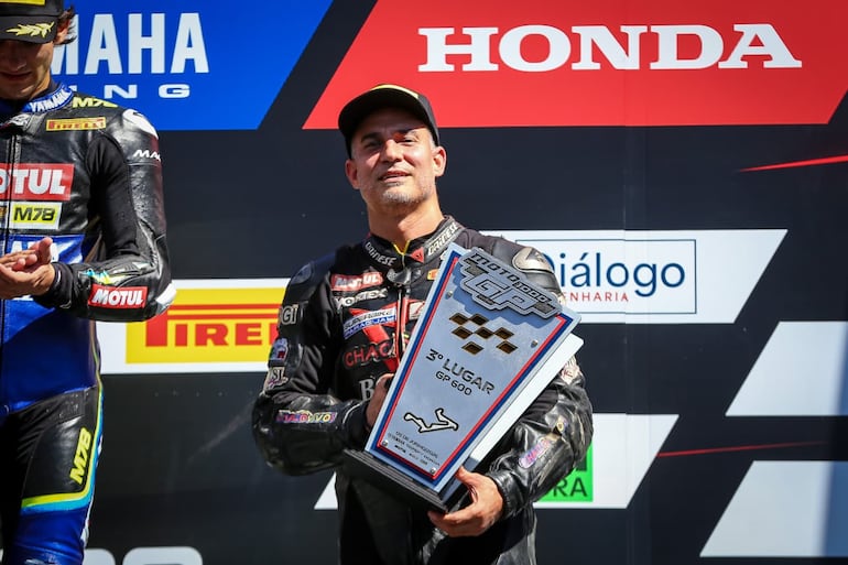 Pedro Valiente posa con su trofeo en mano.