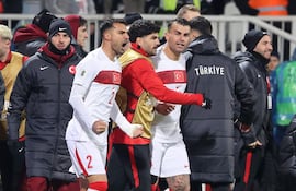 Celebración de Turquía que ya está clasificada al Mundial 2026 al vencer a Kosovo en el repechaje.