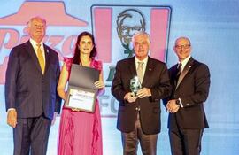 Blanca Ceuppens y Carlos Jorge Biedermann fueron reconocidos en la Embajada de Estados Unidos.