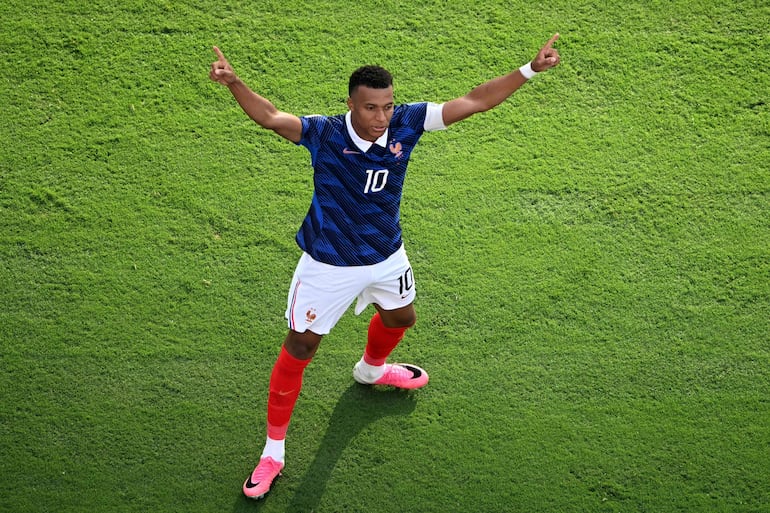 El delantero de Francia Kylian Mbappé celebra tras anotar el tercer gol de su equipo durante el partido de fútbol de los dieciseisavos de final de la Copa Mundial 2026 entre Francia y Suecia en el Estadio de Nueva York/Nueva Jersey en East Rutherford.