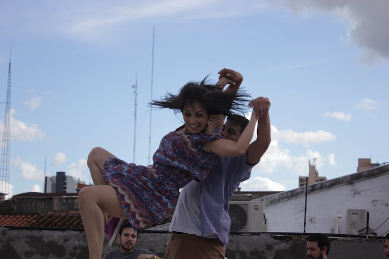 Bailarines de danza contemporánea en una de las ediciones del circuito cultural Terraza Rapé.