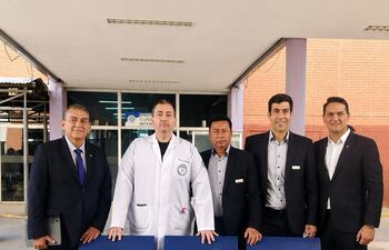 Luis Correa, supervisor de Quimfa; Prof. Dr. Jorge Giubi, director general asistencial del Hospital de Clínicas; Rafael Palacios, gerente comercial de Bioerix, y Santiago Palacios, jefe de licitación.