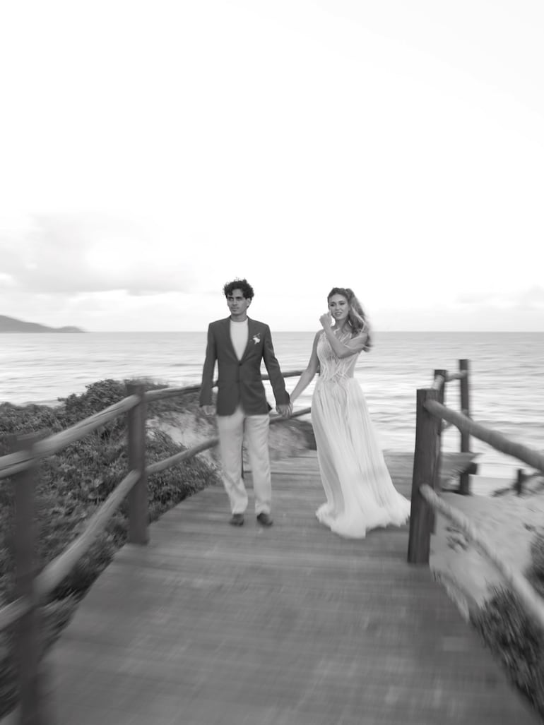 ¡Romántica postal! Natasha Soley y Jesús Medina a orillas del mar. (Instagram/Jesús Medina)