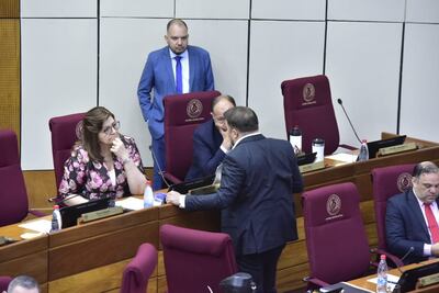 La senadora Blanca Ovelar (ANR, independiente) en la sala de sesiones del Senado conversa con sus colegas colorados disidentes Colym Soroka (de espaldas) y Juan Afara.