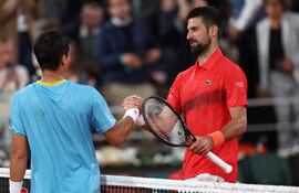El serbio Novak Djokovic (R) avanzó sin apremios a segunda ronda luego de superar este martes al norteamericano Mackenzie Mcdonald, en tres sets corridos.