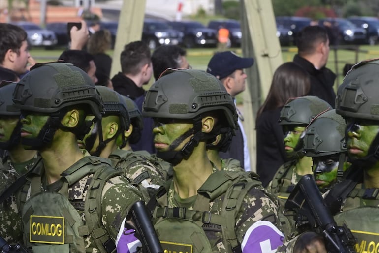 Con el imponente paso de los diversos estamentos de las Fuerzas Armadas y de la Policía Nacional, Asunción dio inicio a los actos centrales en conmemoración por el aniversario de su fundación