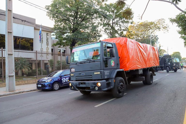 Un camión militar transportando material electoral, frente a la sede del TSJE en Asunción. 