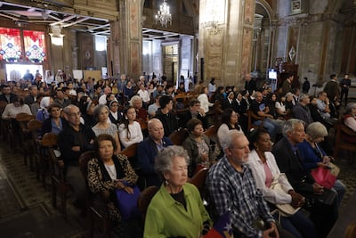 AME1134. SANTIAGO (CHILE), 21/04/2025.- Personas asisten a una misa en homenaje al papa Francisco este lunes, en la Catedral de Santiago (Chile). El presidente de Chile, Gabriel Boric, decretó tres días de duelo nacional a partir de este lunes por la muerte del papa Francisco a los 88 años de edad en su residencia de la Casa Santa Marta esta madrugada, tras pasar varias semanas con serias complicaciones de salud. EFE/ Elvis González