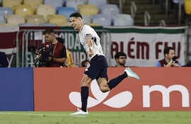 Álex Arce de Rivadavia celebra su gol este miércoles en un partido de la fase de grupos de la Copa Libertadores entre Fluminense e Independiente Rivadavia en el estadio Maracaná en Río de Janeiro (Brasil).
