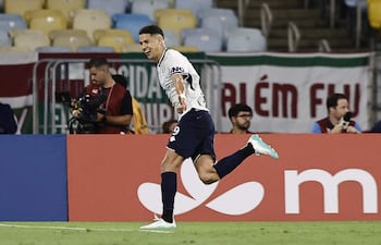Álex Arce de Rivadavia celebra su gol este miércoles en un partido de la fase de grupos de la Copa Libertadores entre Fluminense e Independiente Rivadavia en el estadio Maracaná en Río de Janeiro (Brasil).