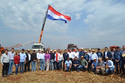 Foto posada tras la siembra simbólica de soja, con productores de soja y directivos de la APS, con autoridades nacionales y departamentales.