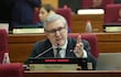 Rafael Filizzola con chaqueta oscura y corbata blanca, gesticulando mientras habla en un entorno formal y soleado.