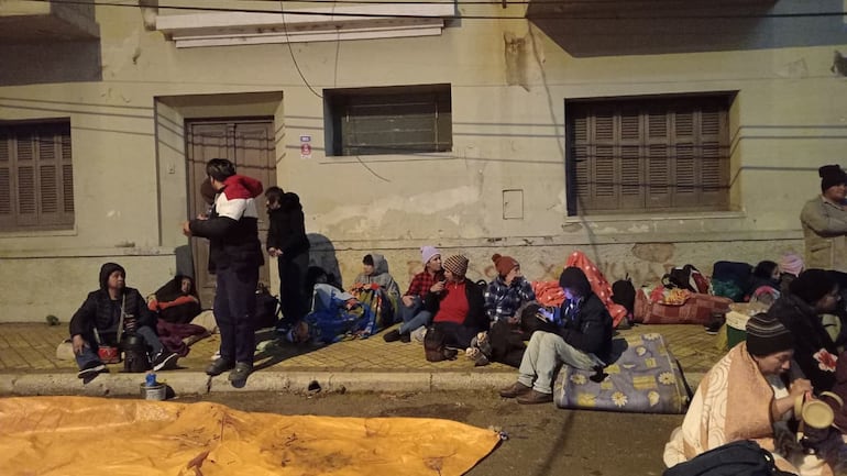 En la foto, los campesinos de distintas organizaciones cierran la calle frente al Ministerio de Urbanismo.