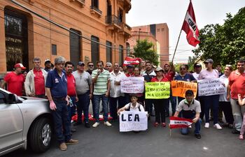 Funcionarios de Copaco se movilizaron frente al Ministerio de Economía.