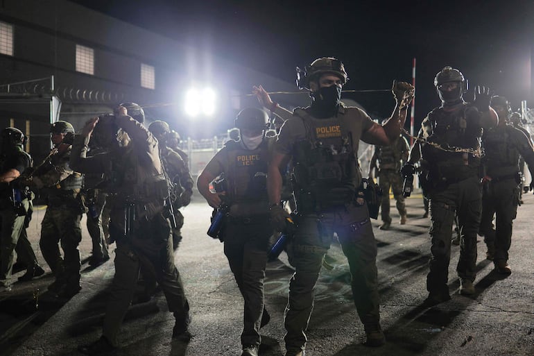 Fuerzas del ICE de Estados Unidos durante un operativo antiinmigración irregular.