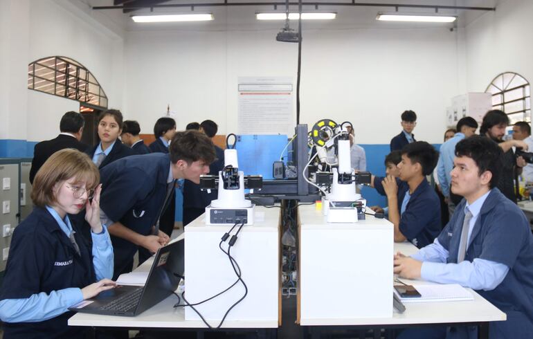 Estudiantes del bachillerato técnico de la Escuela Nacional de Comercio No. 1 'Alfonso B. Campos' durante la inauguración del laboratorio, en Asunción.
