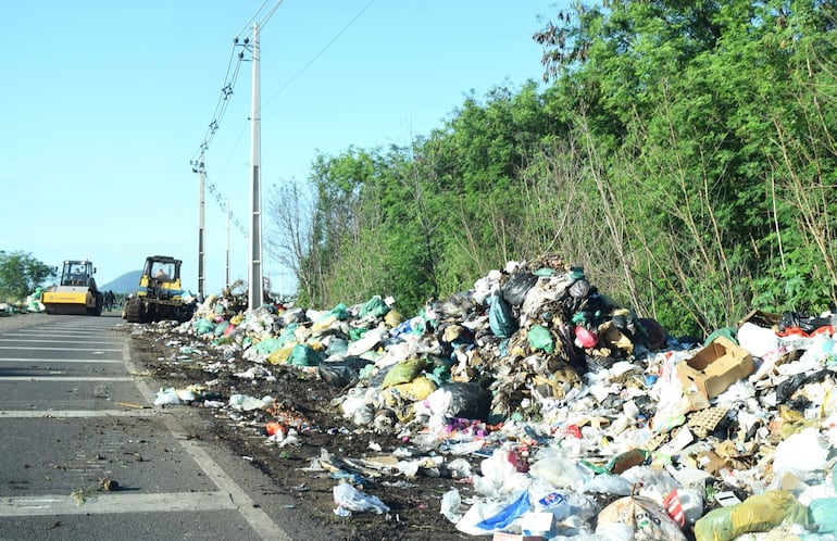 Los residuos domiciliarios se acumulan y se esparcen al costado de la ruta, a unos 7 kilómetros del casco urbano de Paraguarí, tras el colapso del vertedero municipal.