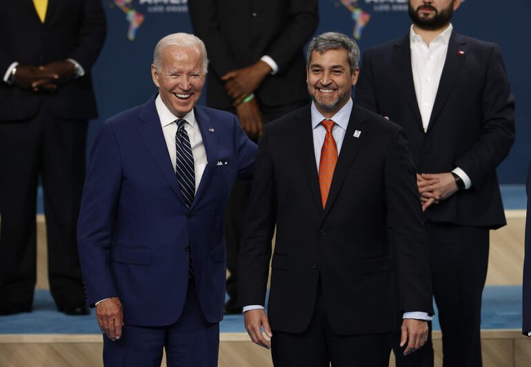 El presidente de los Estados Unidos, Joe Biden (i), y el de Paraguay, Mario Abdo Benítez (d) posan en la foto oficial de la novena Cumbre de las Américas, en el Centro de Convenciones de Los Ángeles, California (EE.UU.). EFE/ Alberto Valdes
