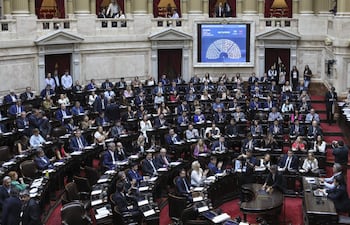 Fotografía cedida por el Congreso de la Nación que muestra a diputados durante una sesión este jueves, en Buenos Aires (Argentina).