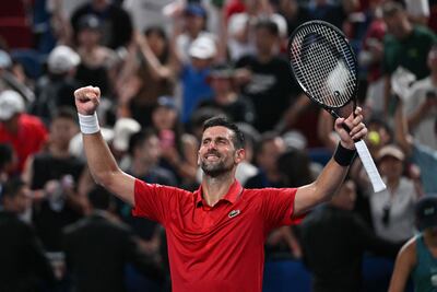 Novak Djokovic superó al rival y a los problemas físicos para instalarse en los cuartos de final del Masters 1000 de Shanghái.