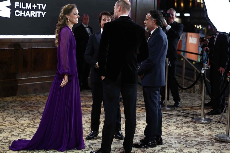 ¡Muy elegantes! Kate Middleton, William de Inglaterra, Tom Cruise y Alejandro González Iñárritu a su arrib a la premier global de Digger en el Leicester Square. (Henry NICHOLLS / AFP)