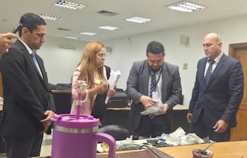 Funcionarios de la Fiscalía y el Poder Judicial durante la exhibición de evidencias del secuestro de Edilson Bello Dos Santos, en el Palacio de Justicia de Pedro Juan Caballero.