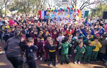 Niños del nivel inicial disfrutaron de una jornada de juegos y actividades recreativas en la plaza Mariscal Estigarribia, en el marco del proyecto Javy’a Plazape, impulsado por el Ministerio de Educación y Ciencias.