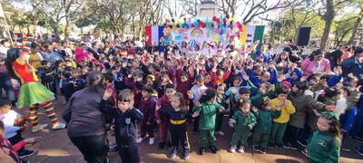 Niños del nivel inicial disfrutaron de una jornada de juegos y actividades recreativas en la plaza Mariscal Estigarribia, en el marco del proyecto Javy’a Plazape, impulsado por el Ministerio de Educación y Ciencias.