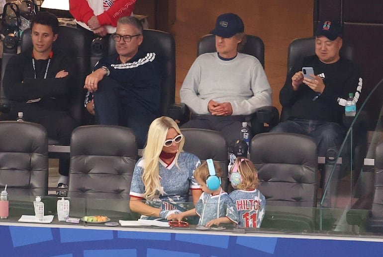 Paris Hilton y sus pequeños Phoenix Hilton-Reum y London Hilton-Reum estuvieron presentes en el partido de fútbol del Grupo D de la Copa Mundial de 2026 entre Turquía y Estados Unidos en el estadio de Los Ángeles. (ETIENNE LAURENT / AFP)