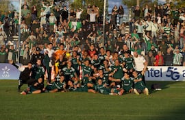 Los jugadores del Racing Club de Montevideo, celebran la obtención del Torneo Apertura del fútbol paraguayo.