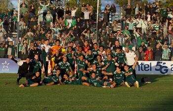 Los jugadores del Racing Club de Montevideo, celebran la obtención del Torneo Apertura del fútbol paraguayo.
