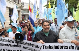Docentes durante una manifestación durante el tratamiento de la Ley de reforma de la Caja Fiscal. EFE/ Juan Pablo Pino