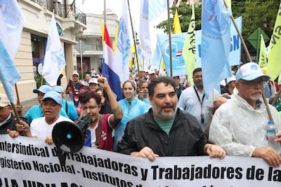 Docentes durante una manifestación durante el tratamiento de la Ley de reforma de la Caja Fiscal. EFE/ Juan Pablo Pino