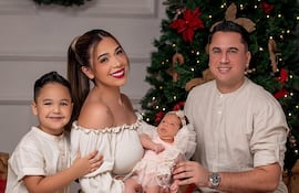 Male González y Jorge Ruiz Díaz con sus hijos Joaquín y Hanna Paula.