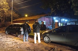 El dueño del vehículo robado relata a los agentes de Control de Automotores las circunstancias en que se produjo el asalto en su casa de Luque.