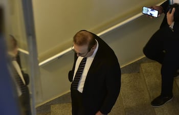 Erico Galeano, baja las escaleras del Poder Judicial.